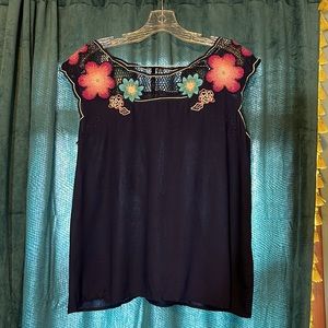 Embroidered top. BELLATRIX SIZE LARGE